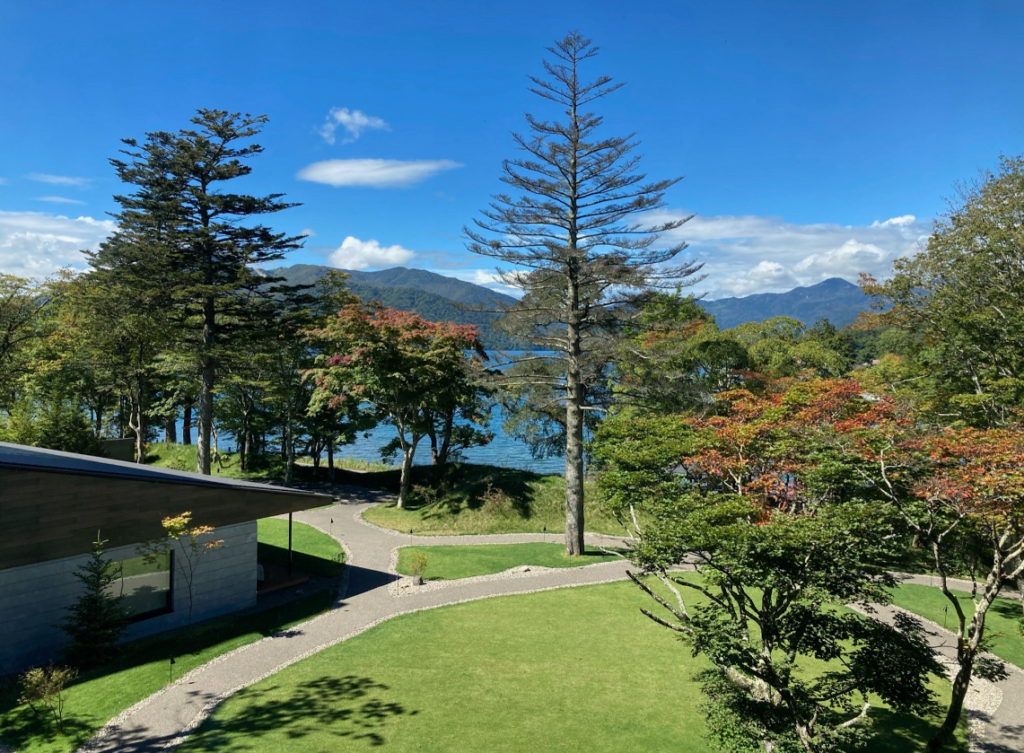 ザ・リッツ・カールトン日光中禅寺湖ビューキング客室バルコニーからの景色（正面）