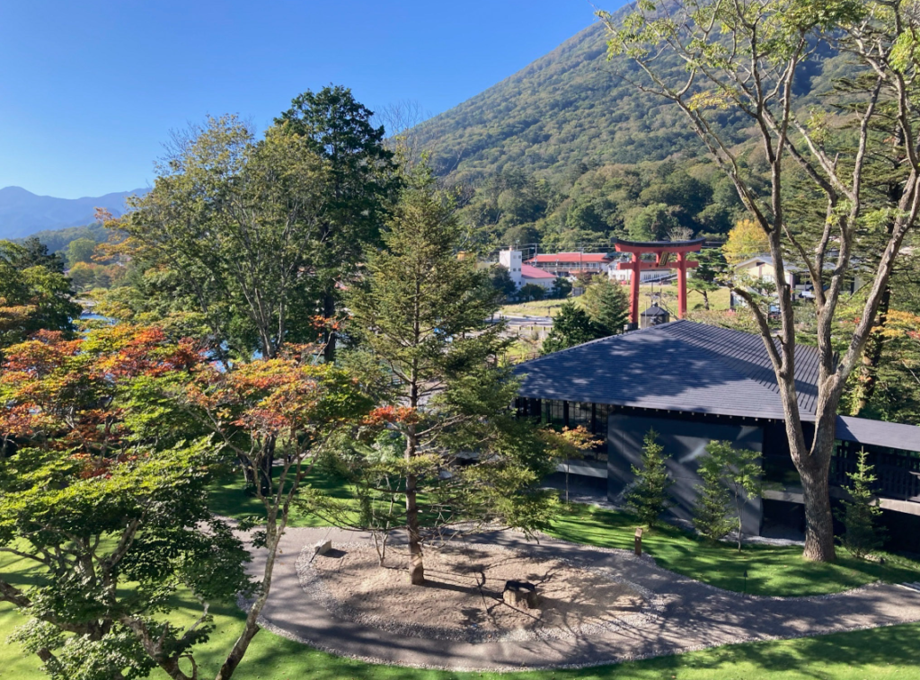 ザ・リッツ・カールトン日光中禅寺湖ビューキング客室バルコニーからの景色（右側）