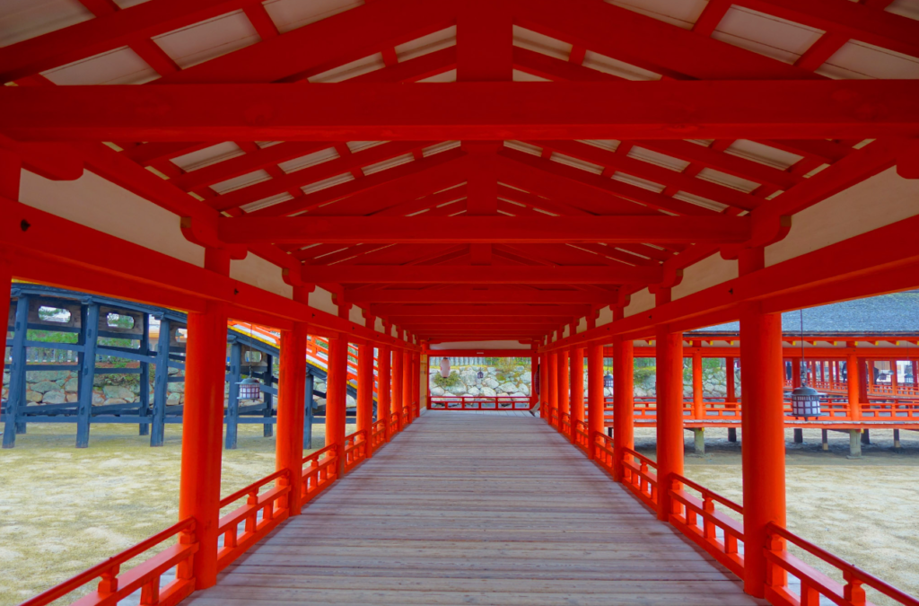 厳島神社の朱色が映える本殿